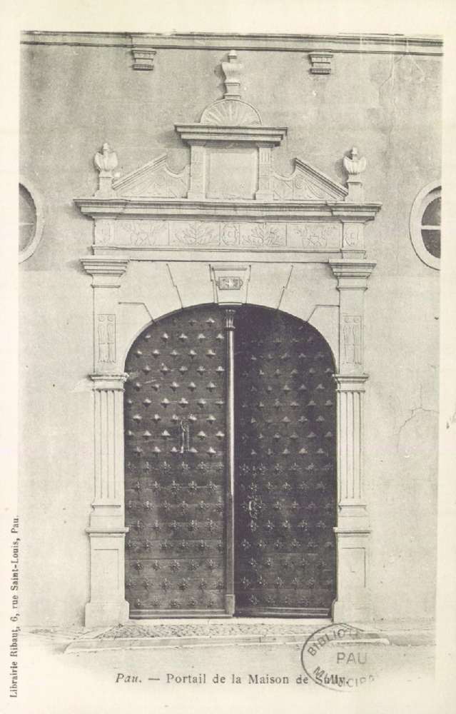  - Pau : Portail de la maison de Sully ; carte postale ; vers 1910 ; Bibliothèque Patrimoniale Pau, cote 4-037-3 - 