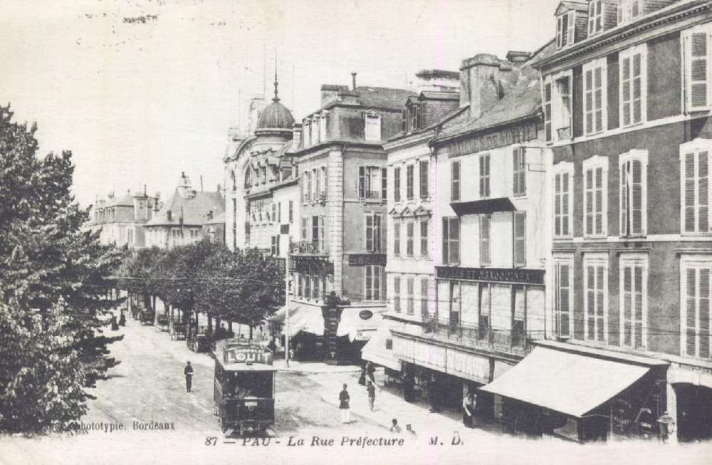  - Pau : La Rue Préfecture ; carte postale ; Bibliothèque Patrimoniale Pau, cote 8-076-4 - 