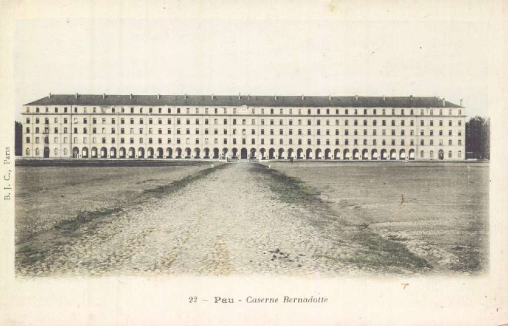  - Pau : Caserne Bernadotte ; carte postale ; Bibliothèque Patrimoniale Pau, cote 4-009-2 - 