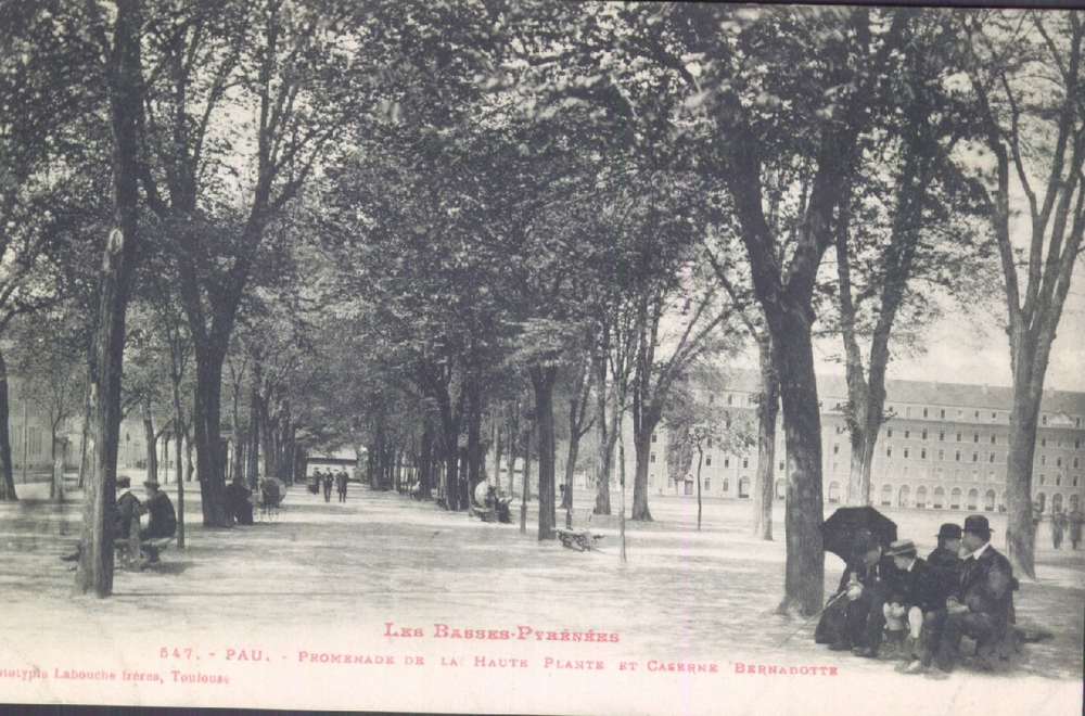  - Les Basses-Pyrénées. Pau : Promenade de la haute Plante [Place Verdun] et caserne Bernadotte ; carte postale ; Bibliothèque Patrimoniale Pau, cote 8-044-1 - 