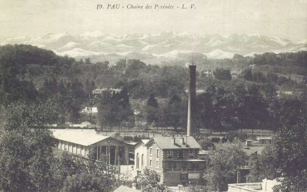  - Pau : Chaîne des Pyrénées [Vue sur l'actuelle Usine des Tramways] ; carte postale ; Bibliothèque Patrimoniale Pau, cote 1-075-1 - 