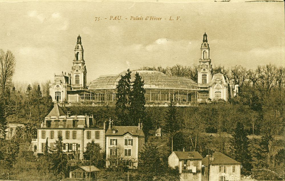  - Pau : Palais d'hiver, vue depuis la plaine du gave, vers 1900 ; carte postale ; Service communautaire des Archives Pau-Pyrénées, cote 16Fi25 - 