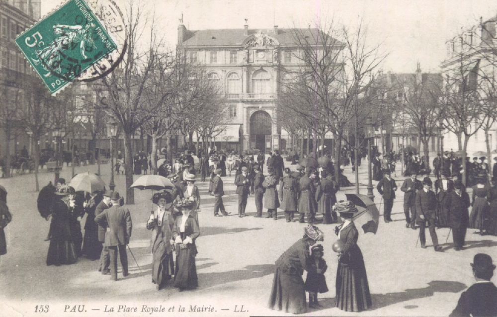  - Pau : la place Royale et la Mairie ; carte postale ; Bibliothèque Patrimoniale Pau, cote 8-115-2 - 