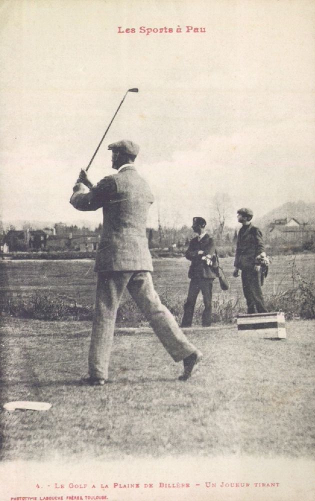  - Les Sports à Pau : Le Golf à la Plaine de Billère - Un Joueur tirant, carte postale, Bibliothèque Patrimoniale Pau, cote 7-017-2 - 