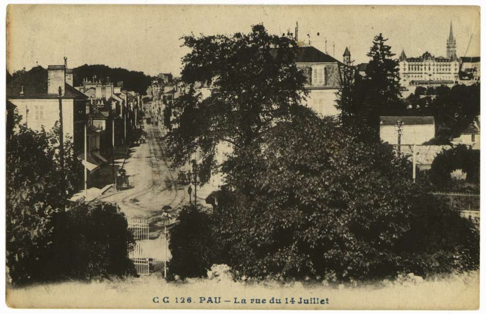  - Pau : La Rue du 14 juillet, carte postale,  Archives départementales des Pyrénées-Atlantiques, cote 8FI445-3-00498 - 