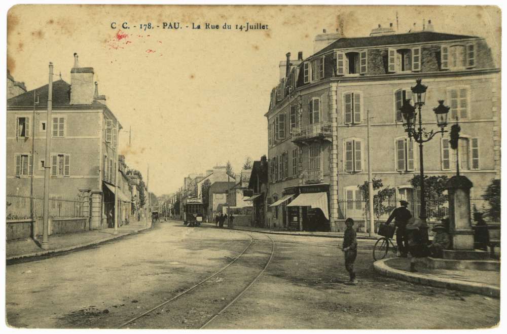  - Pau : La Rue du 14 juillet, carte postale,  Archives départementales des Pyrénées-Atlantiques, cote 8FI445-3-00504 - 