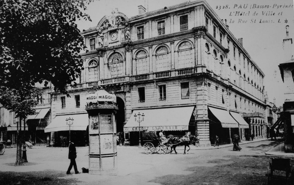  - Pau (Basses-Pyrénées) : L'Hôtel de Ville et rue Saint-Louis ; carte postale ; Archives départementales des Pyrénées-Atlantiques - 