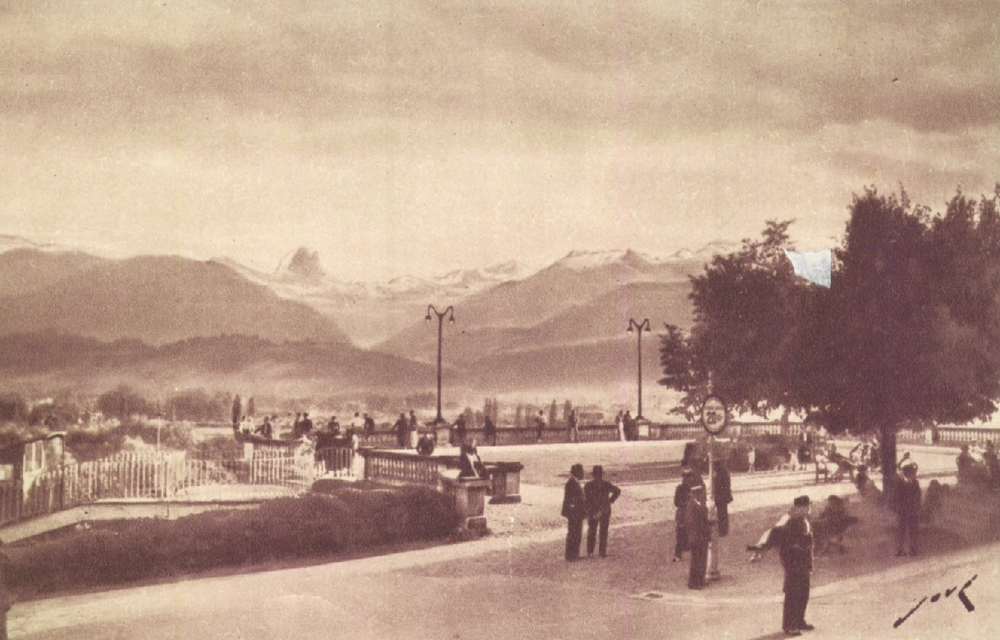  - Sans titre [Pau : La Chaîne des Pyrénées] ; carte postale ; Bibliothèque Patrimoniale Pau, cote 1-097-4 - 
