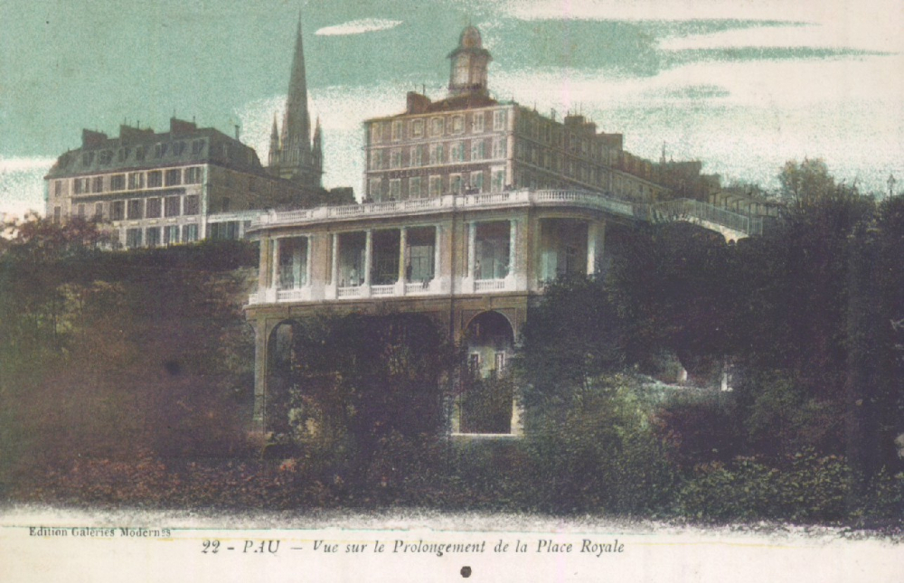  - Pau : Vue sur le prolongement de la Place Royale [actuel Pavillon des Arts] ; carte postale ; Bibliothèque Patrimoniale Pau, cote 8-120-2 - 