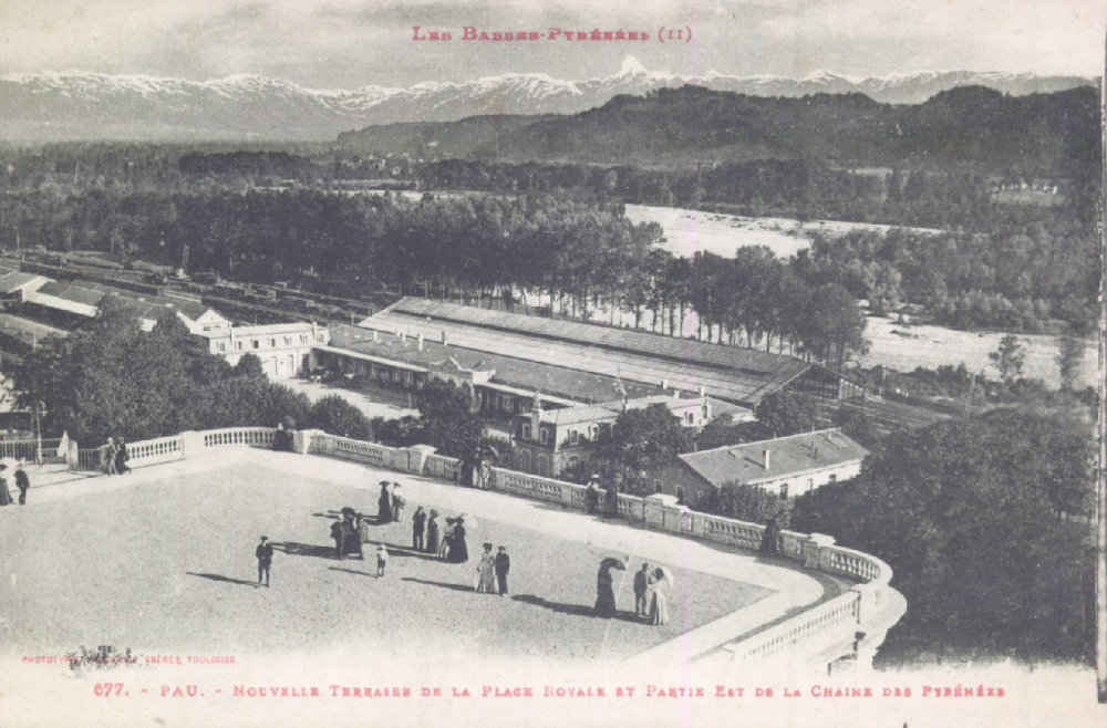  - Pau : Nouvelle Terrasse de la Place Royale et partie est de la Chaîne des Pyrénées ; carte postale ; Bibliothèque Patrimoniale Pau, cote 8-118-4 - 