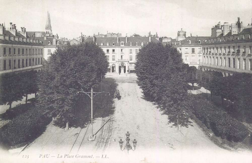  - Pau : La Place Gramont ; carte postale ; Bibliothèque Patrimoniale Pau, cote 8-041-2 - 