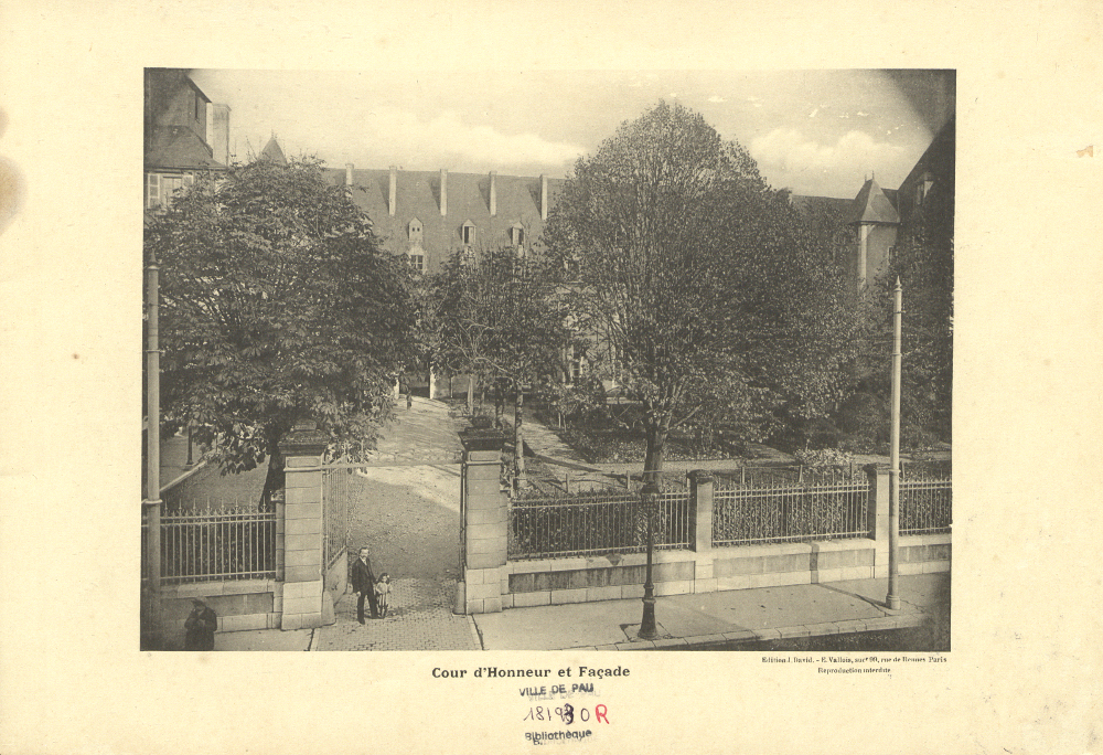  - [Pau : Le Lycée] Cour d'honneur et façade ; carte postale ; Bibliothèque Patrimoniale Pau, cote 181930R - 
