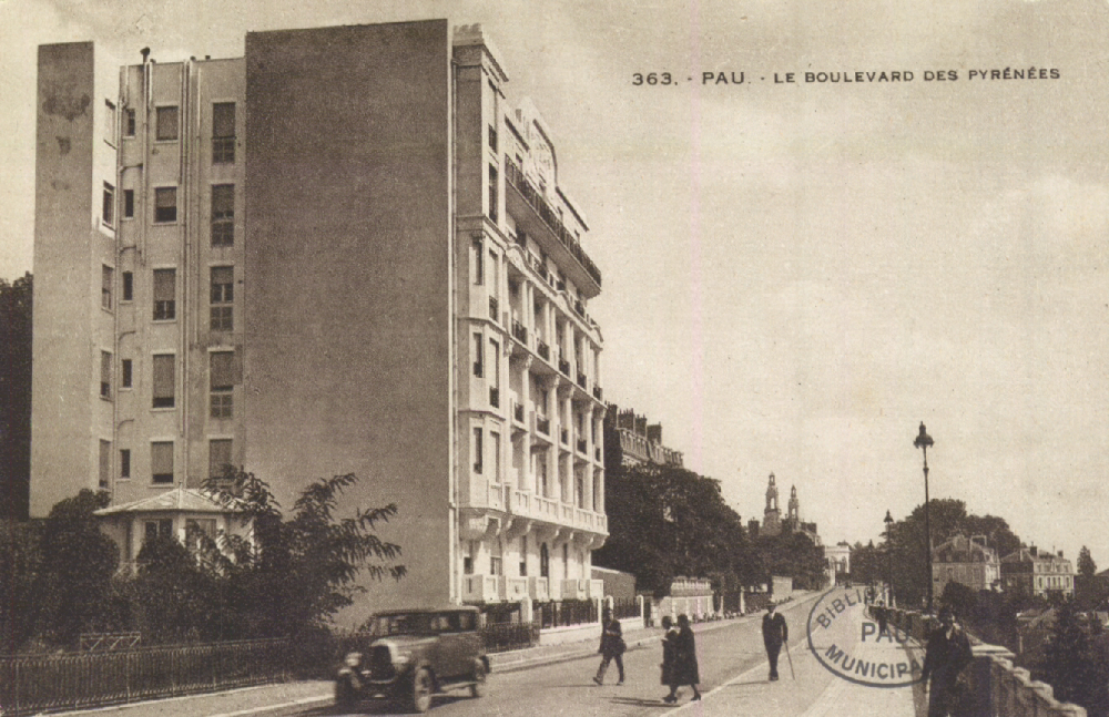  - Pau : Le Boulevard des Pyrénées ; carte postale ; Bibliothèque Patrimoniale Pau, cote 2-039-3 - 