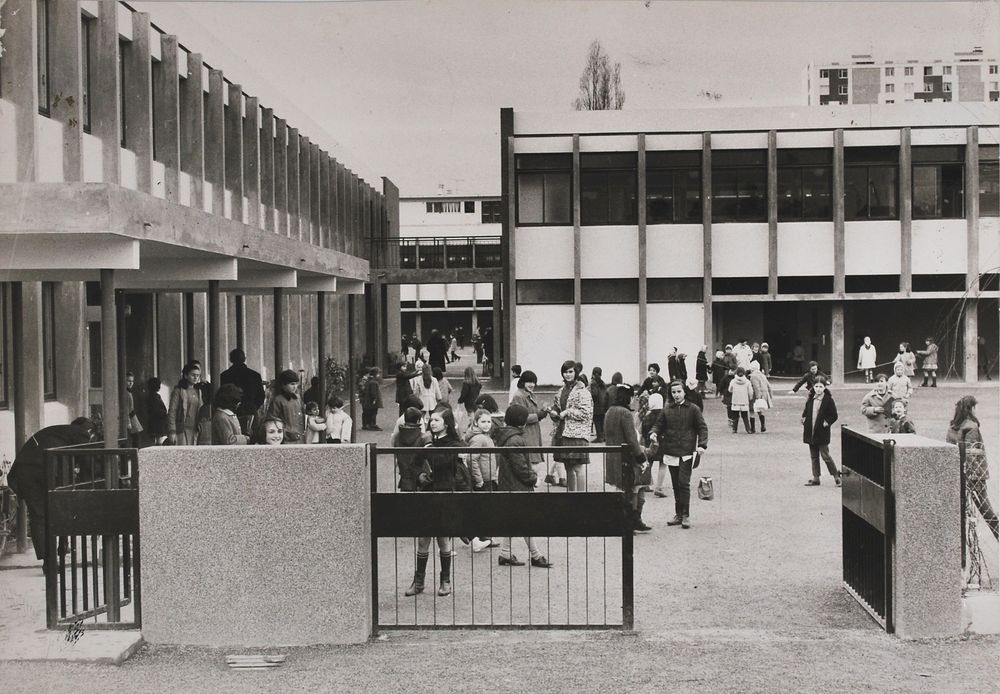  - École primaire Jean-Sarrailh, vue des élèves dans la cour et des bâtiments, vers 1970 ; Service communautaire des Archives Pau-Pyrénées, cote 12Fi151_1 - 