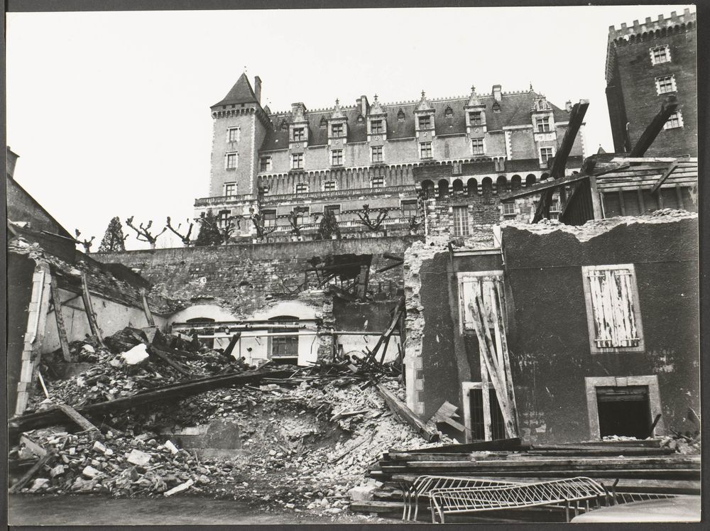  - Pau : Restauration de la Tour de la Monnaie et démolition de la brasserie Heïd, 1976 ; Service communautaire des Archives Pau-Pyrénées, cote 19Fi641 - 
