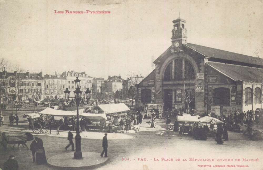  - Pau : La Place de la République un jour de marché, carte postale, Bibliothèque Patrimoniale Pau, cote 6-059-4 - 