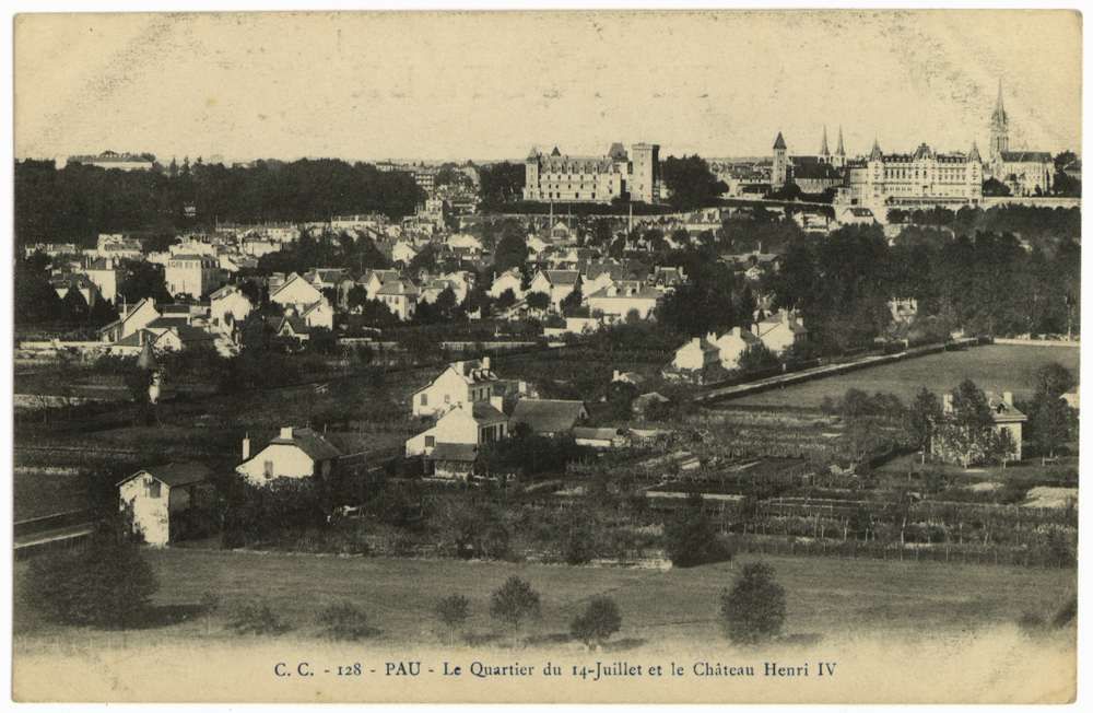  - Pau : Le Quartier du 14 juillet et le château Henri IV, carte postale,  Archives départementales des Pyrénées-Atlantiques, cote 8FI445-2-00474 - 